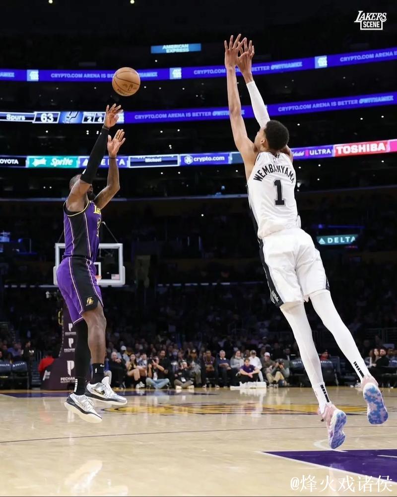 马刺七人得分上双 客场战胜湖人