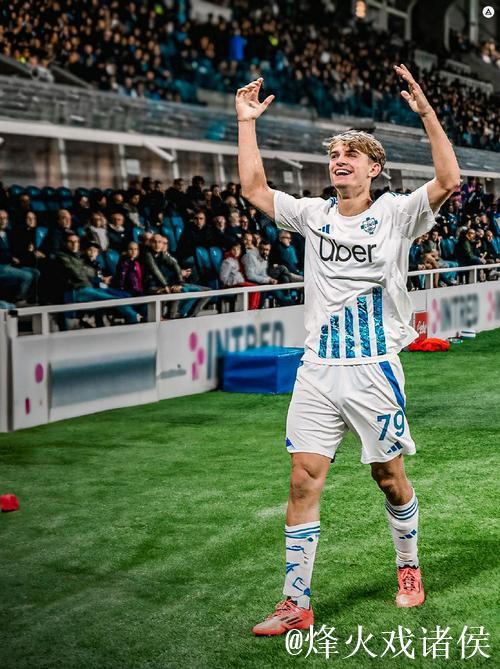 科莫2-0萨索洛连续12场不败,莫雷诺破门,尼科-帕斯献助攻 科莫2-0萨索洛连续12场不败,莫雷诺破门,尼科-帕斯献助攻